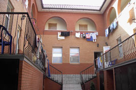 Внутренний дворик 1-го корпуса с террасами со входами в номера